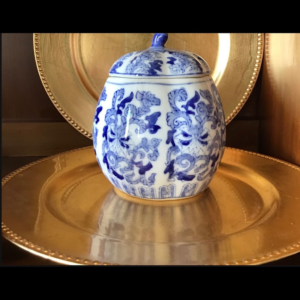 Ming Vase replica 7” high Like New